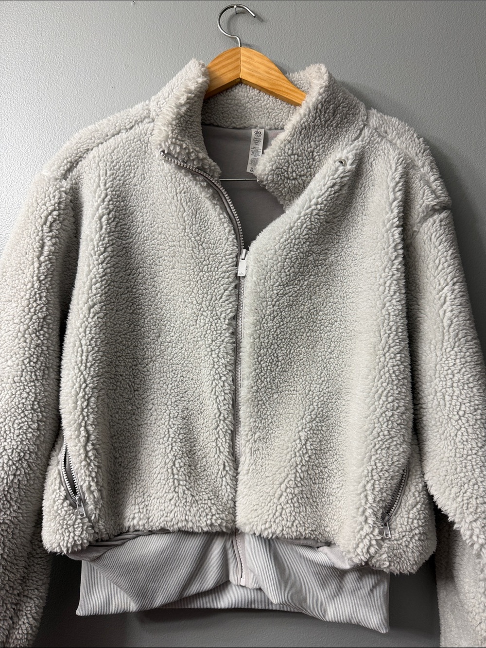 alo dove foxy grey crop sherpa jacket Light Gray Plush Sherpa Zip-Up Jacket M